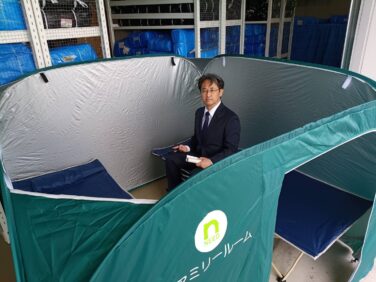 パーテーションと簡易ベッド