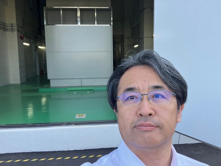 新設された非常用発電設備を確認。停電時にも72時間の稼働を支える備えが整いました。